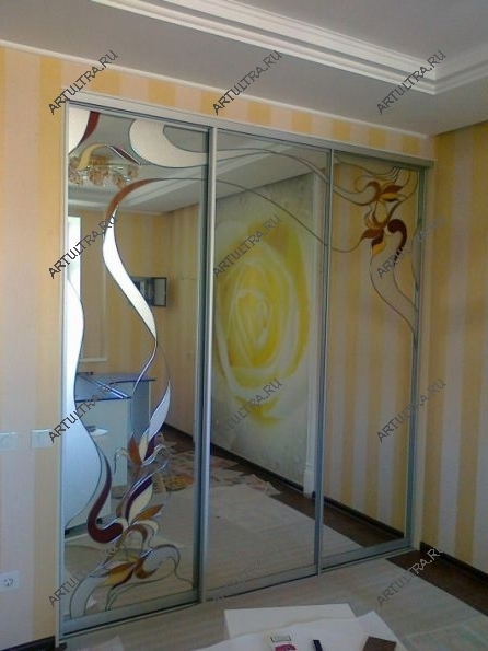 Встроенный шкаф с витражом создаст особую атмосферу в комнате